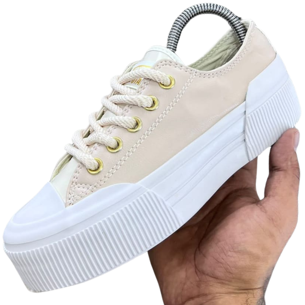 CONVERSE MUJER ALL STAR BAJAS: ¡El calzado perfecto para cualquier ocasión! ¿Estás buscando el calzado ideal para tu estilo casual y moderno? Las Converse Mujer All Star Bajas son la opción perfecta para ti. En Onlineshoppingcenterg, sabemos lo importante que es encontrar un par de zapatillas que combinen estilo, comodidad y durabilidad. Por eso, aquí te explicamos todo lo que necesitas saber antes de hacer tu compra.  ¿Por qué elegir las Converse Mujer All Star Bajas? Las Converse bajas mujer han sido un ícono en el mundo de la moda desde hace décadas. Su diseño versátil, disponible en una amplia variedad de colores y estilos, hace que se adapten a cualquier look, ya sea casual, urbano o incluso deportivo. Pero ¿qué las hace tan especiales?  Estilo y versatilidad Con las Converse bajas plataforma y las Converse caña baja mujer, tienes la opción de escoger entre diferentes alturas y materiales. Puedes optar por los modelos clásicos como las Converse negras bajas o las Converse bajas blancas si prefieres un estilo más tradicional, o subir tu look con las Converse plataforma blancas bajas para un toque más audaz.  Comodidad todo el día Si buscas algo que puedas usar durante todo el día sin comprometer la comodidad, las Converse plataforma bajas blancas son ideales, ya que te ofrecen un extra de altura sin perder el confort. Su diseño ligero y su suela de goma proporcionan un soporte excelente.